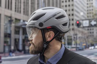 Reizende handelaar Diplomatie voorzetsel Met helm op wordt scooter rijden nog veiliger - Scooter Huren Zeeland